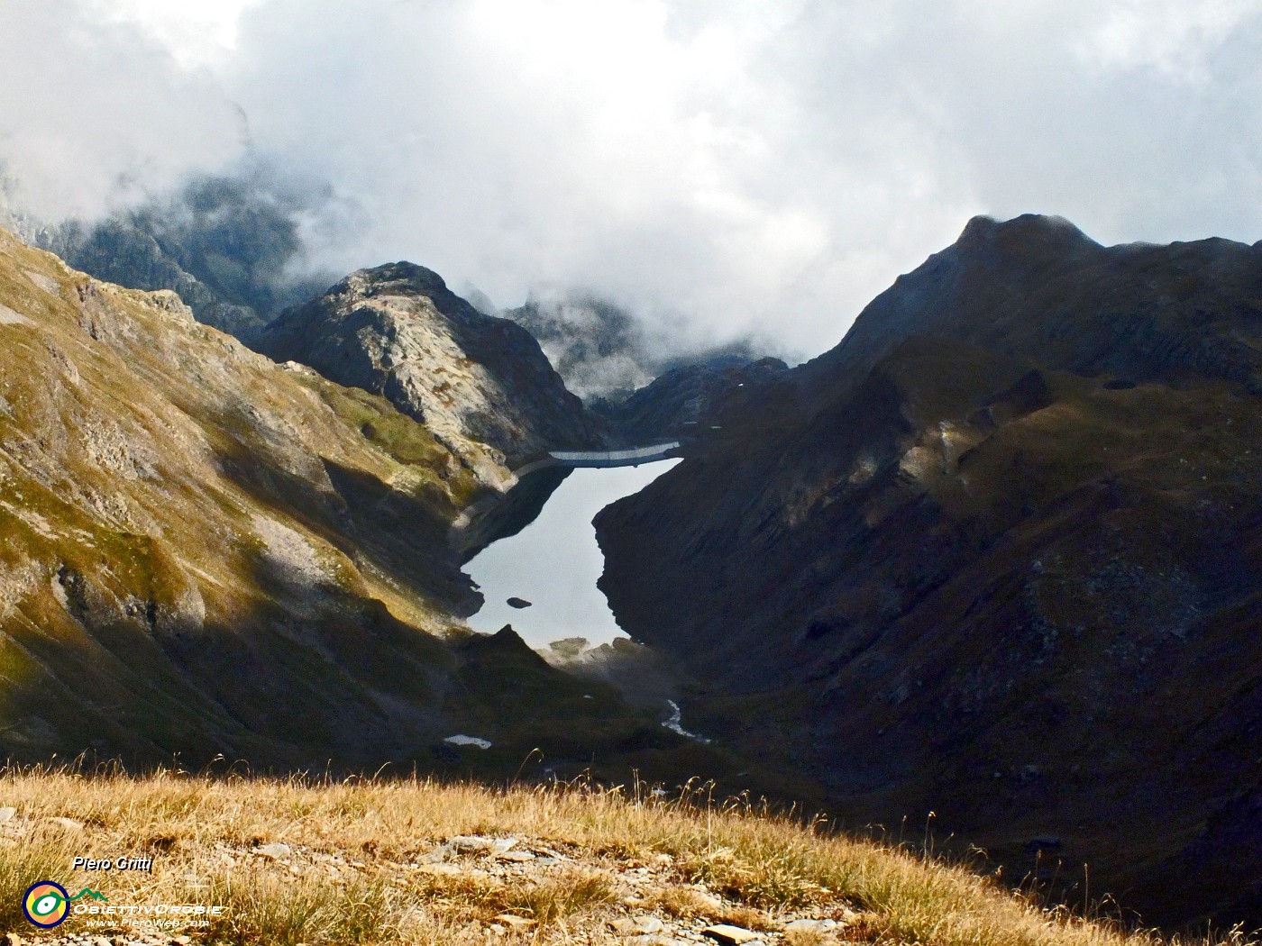 43 Un'occhiata al Lago d'Aviasco sul versante seriano della Val Goglio.JPG